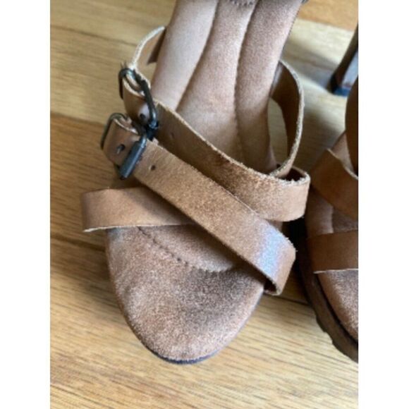 Clarks Tan Brown Suede Strappy Sandals With Memory Fit Cushion Size 8M - Picture 2 of 11